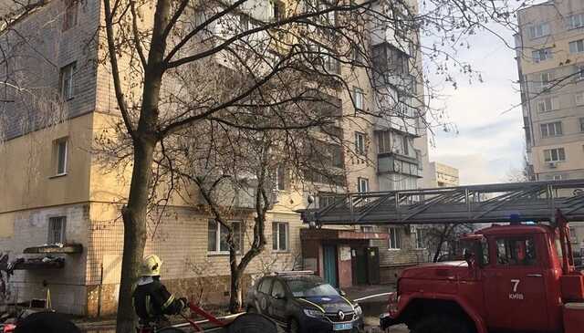 У Києві бійці ДСНС врятували трьох осіб з палаючої квартири
