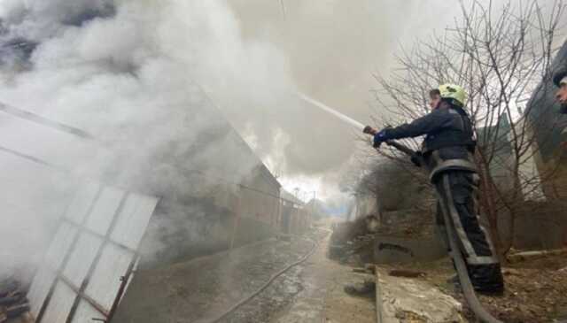 Окупанти обстріляли Херсон: спалахнула пожежа, є загиблий