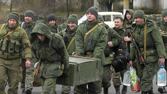 "Унітаза і ванни немає, меблі винесли": маріупольці показали вцілілу квартиру, де побували окупанти