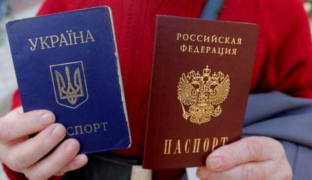 "Немає паспорта - немає роботи": окупанти примусово видають українцям російські паспорти