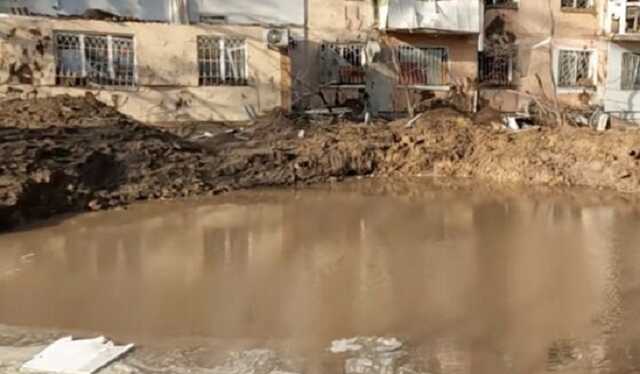 У Херсоні після обстрілу у дворі будинку залишилася величезна вирва