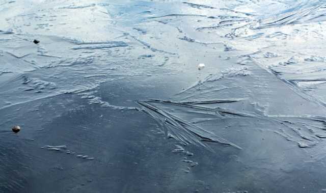 Под Кривым Рогом двое детей провалились под лед и утонули