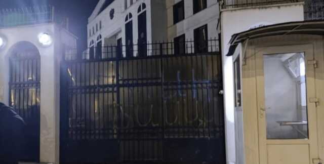 У Молдові оштрафували росіянина за напис "Путін убивця" на воротах посольства РФ