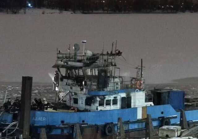 Вранці спалахнула пожежа: у Москві в порту згорів буксир "Адлер"