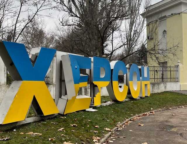 Окупанти обстріляли базу з комунальними автобусами в Херсоні: є поранений