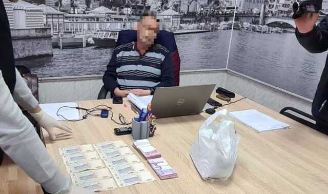 В Запорожье на взятке задержали чиновника госпредприятия