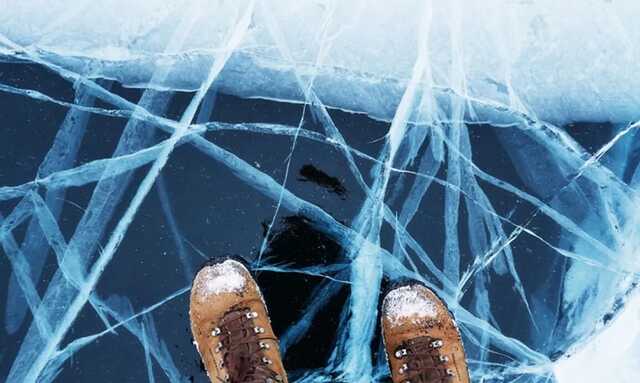 У Києві патрульні, ризикуючи власним життям, врятували чоловіка