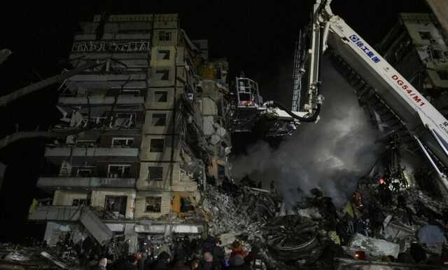 З’явилося відео перших хвилин після ракетного удару по багатоповерхівці у Дніпрі