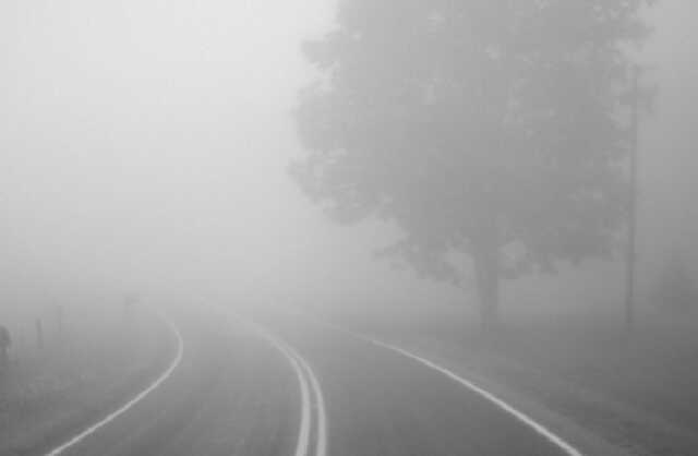 Столичних водіїв попередили про обмежену видимість через туман