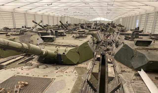 Німецький депутат показав фото танків на складі Бундесверу і закликав віддати їх Україні