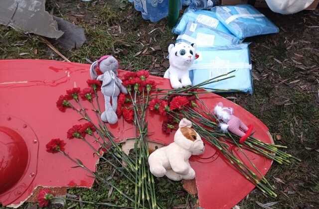 У Броварах несуть квіти та дитячі іграшки до місця падіння вертольота