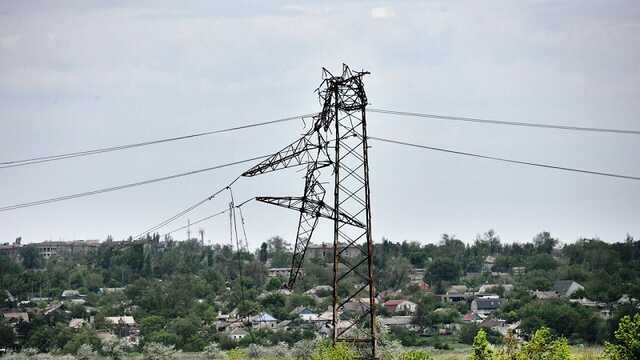 В Херсоне из-за обстрелов более 15 тысяч абонентов остались без света