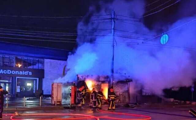 У Києві на Лук’янівці вночі згоріли два МАФи: очевидці повідомили про вибух