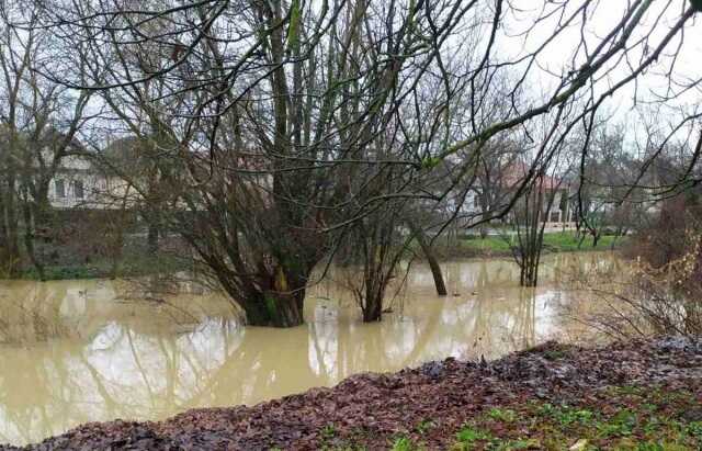 Спасатели нашли тело женщины, упавшей в канал в Ракошине