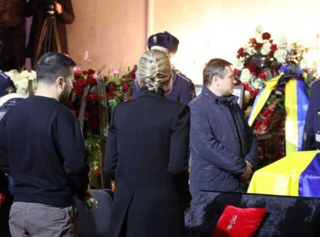 Зеленські зі сльозами на очах прийшли попрощатися із загиблими у Броварах