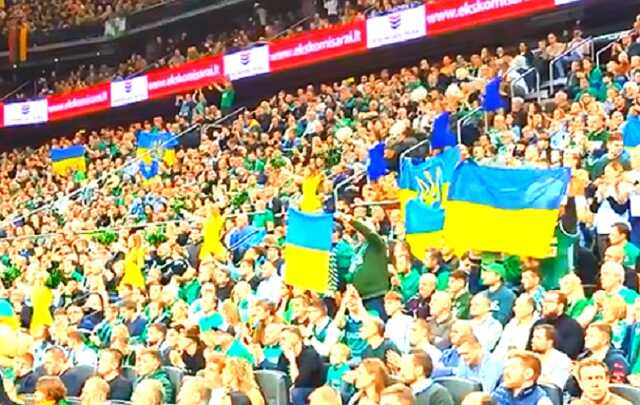 "Чекаємо на перемогу": у Литві вболівальники клубу "Жальгіріс" приголомшили підтримкою України сербських "братів" Росії