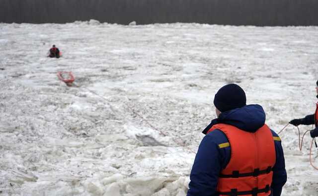 Під Києвом за допомогою вибуху ліквідували "крижаний затор" на Десні