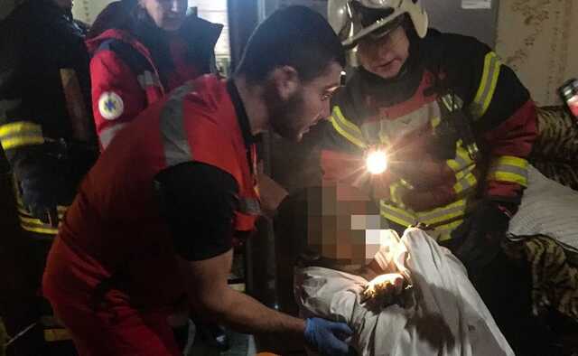 На Київщині пенсіонер через ревнощі облив співмешканку бензином та підпалив