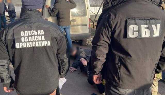 Одесский таможенник ради взятки не пускал иностранцев в Молдову