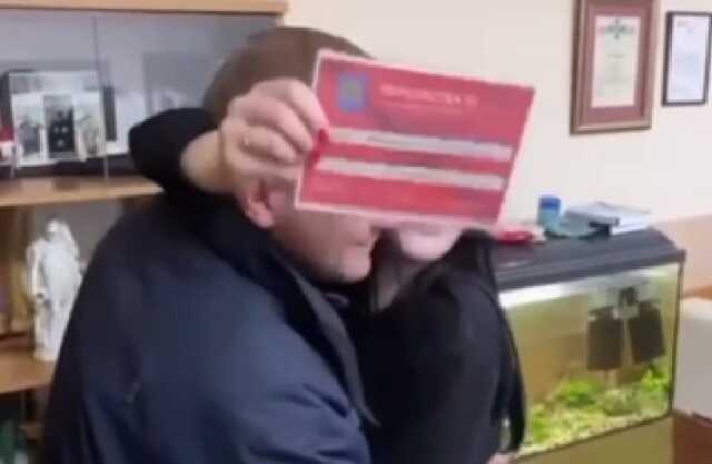 Мерія Львова підтвердила, що начальник патрульної поліції подарував дівчині липову перепустку