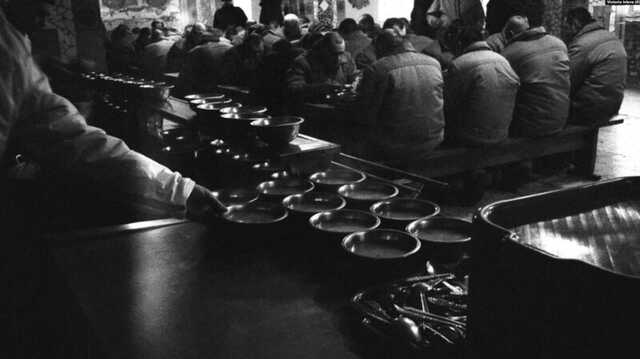 Репортаж из лагеря для российских военнопленных: “Дякуємо за обiд!”