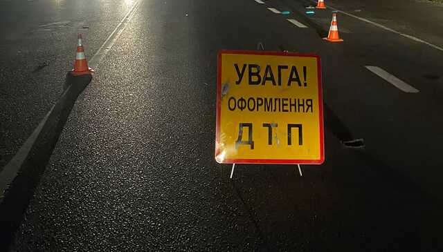 На Киевщине пьяный водитель съехал в кювет и уснул возле опрокинутой легковушки