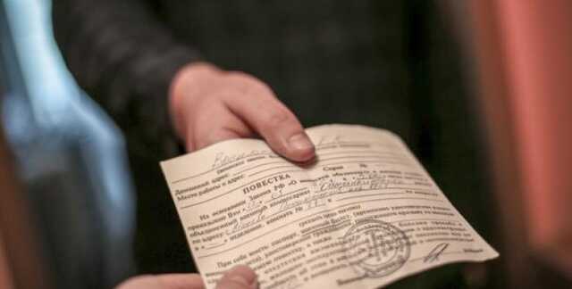 Адвокат пояснив, хто і де має право вручати повістки