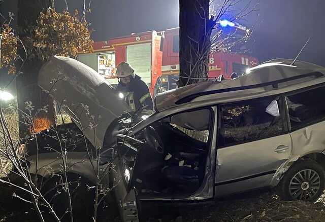 На Київщині легковик на швидкості протаранив дерево: є загиблий