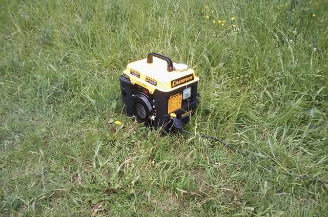 У Києві мешканці багатоповерхівок продовжують винахідливо вирішувати проблему з відключенням світла