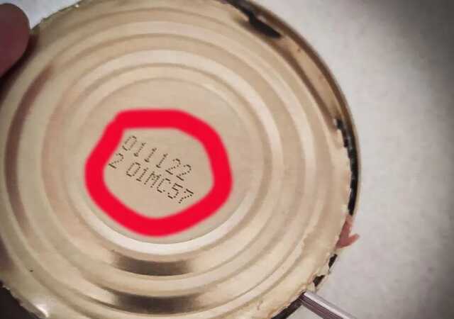 Оккупанты в Мариуполе выдают пенсионерам гнилую тушенку как "гуманитарку"