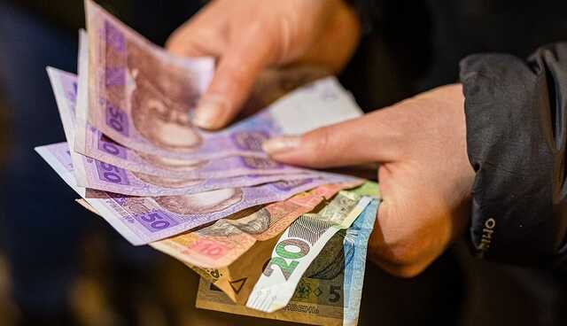 Українцям заборонять розплачуватись готівкою за бензин