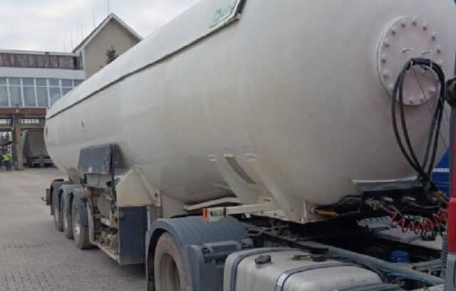 "Заправили" сигаретами. Таможенники на границе обнаружили автоцистерну с контрабандой