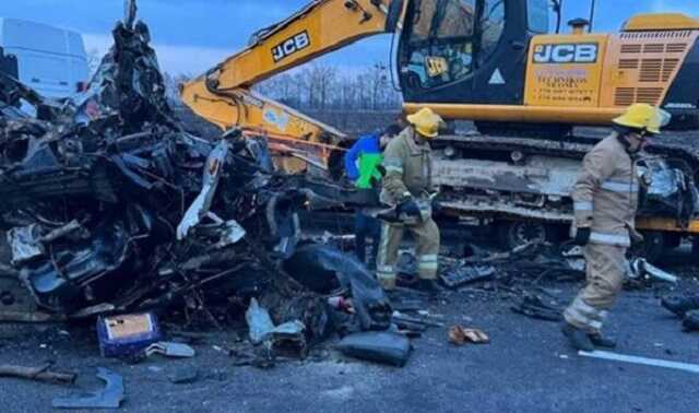 Маршрутка з пасажирами влетіла у фуру: на Полтавщині сталася смертельна аварія