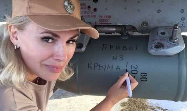Предательница, мечтавшая о мире в украинском Крыму, расписалась на ракете оккупантов