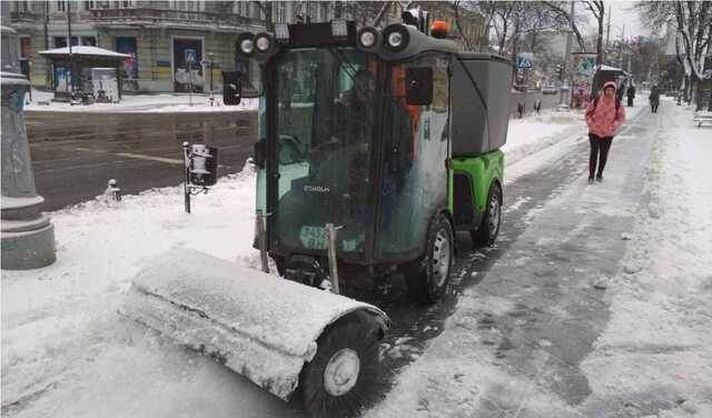 Обірвані дроти, повалені дерева: З’явилися фото і відео наслідків снігопаду в Одесі