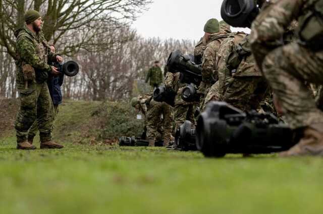 Бійці ЗСУ розпочали навчання на установках NLAW та танках Challenger 2 у Британії