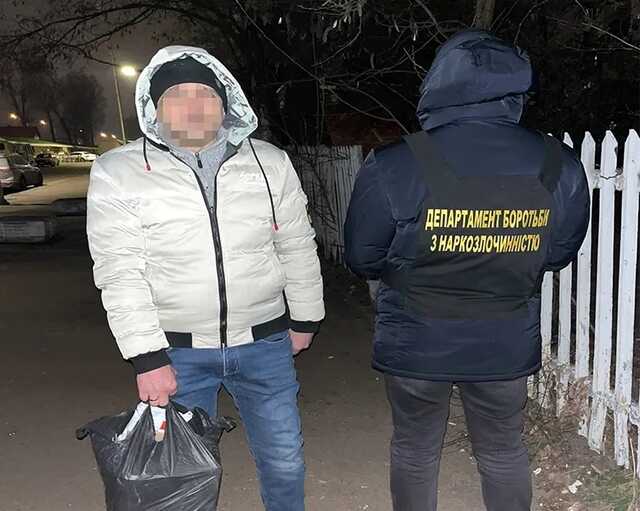 У Києві затримали чоловіка, який пересилав наркотики у пакунках із кавою