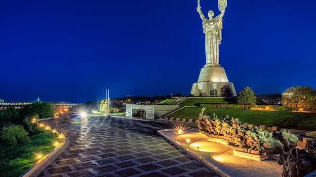 «Реконструкція» ресторану: біля підніжжя Батьківщини Матері у Києві вирили котлован під будівництво