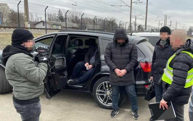 В Києві підробляли довідки для виїзду за кордон