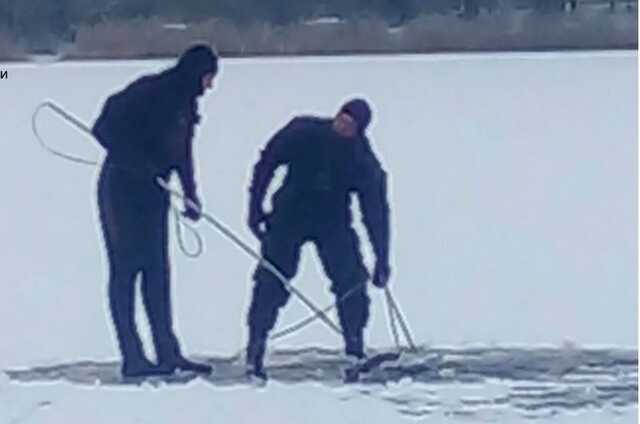 У Києві на Міністерці виявили тіло чоловіка, що вмерзло в лід