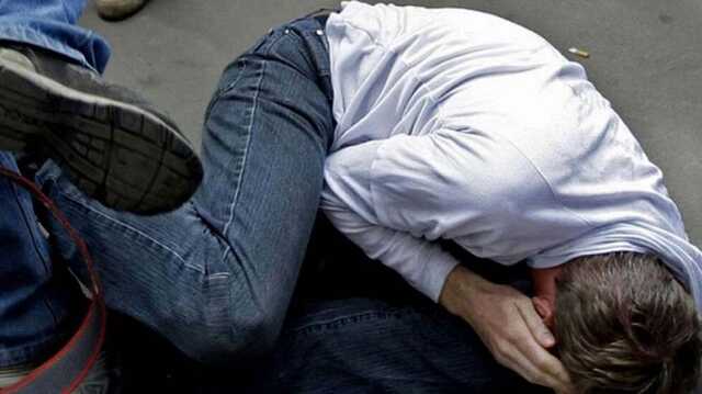 У Києві група молодиків побила неповнолітнього хлопця: камери спостереження зафіксували нападників