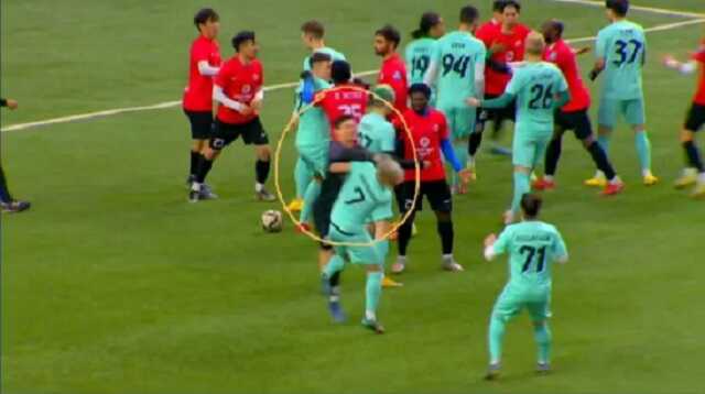 Російських футболістів побили під час матчу у Казахстані