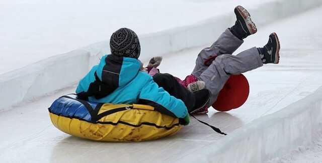 "Називали українцем": у Росії діти на гірках побили хлопчика за синьо-жовту "ватрушку"