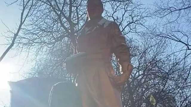 Мінкульт дозволив демонтаж пам’ятників Чкалову та Ватутіну у Києві: першого вже вже зносять