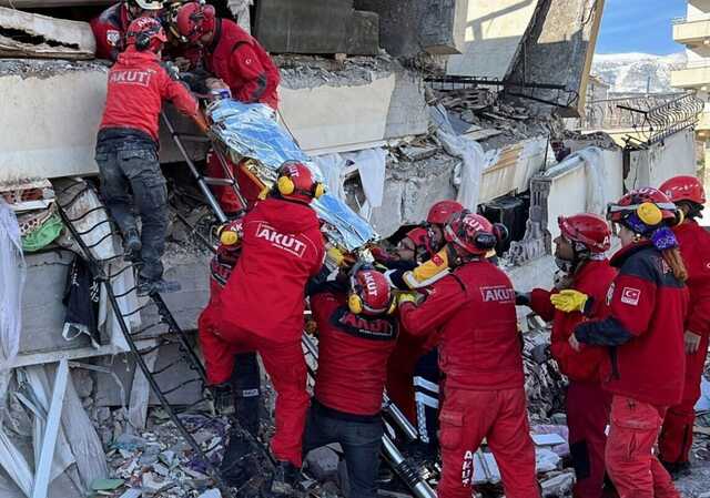 Кількість жертв землетрусів у Туреччині та Сирії перевищила 15 тисяч людей