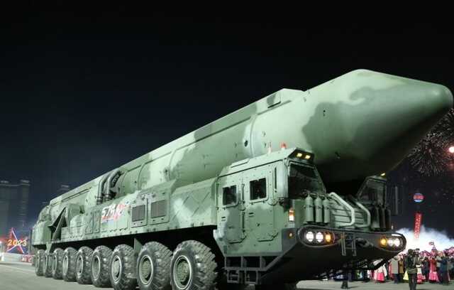 Ким Чен Ын похвастался новой баллистической ракетой на большом параде