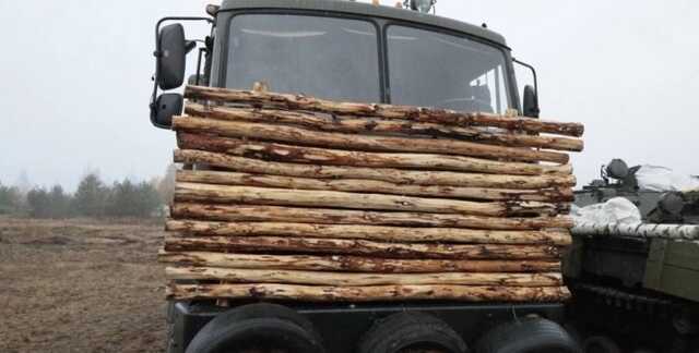 "Інновації" армії Лукашенка: білоруські військові зміцнюють військову техніку колодами