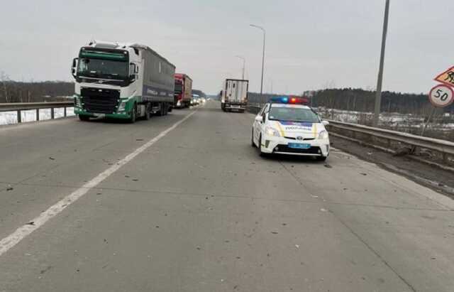 На автодороге Киев-Чоп произошло ДТП, движение транспорта затруднено