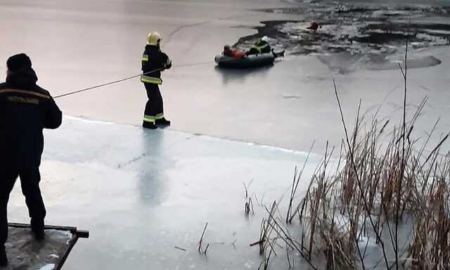 На Київщині під лід провалилися двоє чоловіків: одного вдалося врятувати
