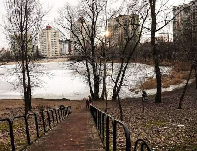 В Киеве прохожие спасли ребенка, провалившегося под лед на Оболони